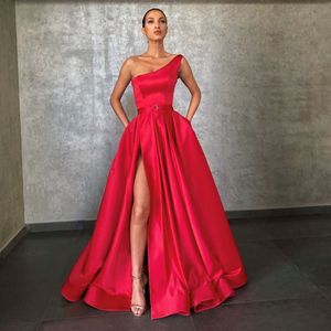 Röda aftonklänningar 2021 med Dubai Middle East High Split Formal Gowns Party Prom Dress Sash Plus Size Vestidos de Festa Red Carpet 243o