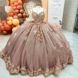 Charro Vestidos de 15 A Os Quinceanera Sukienki z kwiatową różowo -złotą aplikacją Słodka 16 Biała sukienka balowa 250L