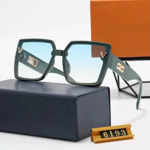 2024 Designer de luxo óculos de sol Men clássico Flor Hollow Letter Brand Sun Glass para mulheres que dirigem óculos de praia de óculos quadrados de sol com estojo 6193 16
