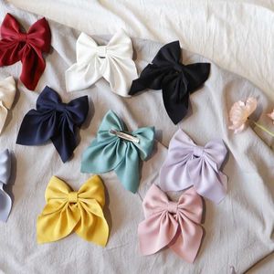 Hårtillbehör Elegant Bow Ribbon Hair Clip Fashionable and Simple Solid Satin Spring Hair Clip Clip Vintage Pannband med klippflicka Hårtillbehör D240513