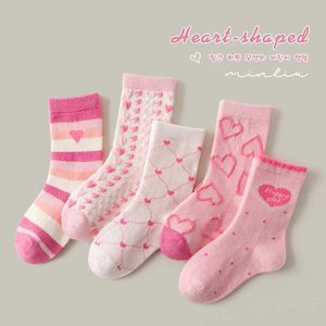 Skarpetki dla dzieci małe dziewczynki Skarpetki Spring Baby Cotton Socks Big Budka Kreskówka Miłość Miłość 5 par para sukienka D240513