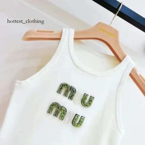 MUI TOP Damskie Ubrania T Shirt Top Designer Kobiety Sexy kantar Tops Party Crop Top Hafted Tank Mui Spring Summer Backless Shirt Mui Mui Top 3820