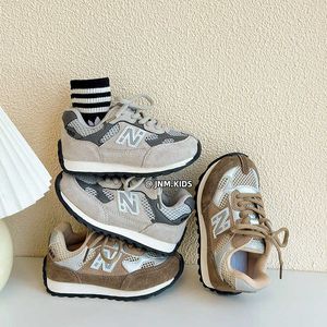 Sneakers Koreańska wersja dziecięcych butów sportowych wiosenna i letnia pojedyncza siatka biegowa dla chłopców dziewczyn wydrążona w oddychaniu środkowym dużym F H240513