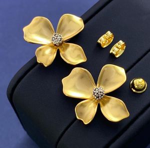 Kolczyki z kwiatami dla kobiet luksusowe dziewczęta 18k złota platowane miedziane kwiaty kwiatowe litera żyrandola kolczyka