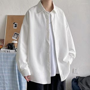 Мужские повседневные рубашки мужчины корейская мода белая длинная рукава 2024 Мужчина Хараджуку черная негабаритная рубашка мужская пуговица блузки Q119