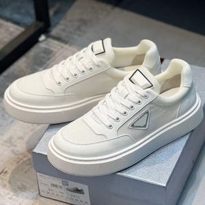 Lyxdesign Dagligpromenerande män Casual sneaker skor kalvskinn snörning skateboard renylon designer mens skate sko chunky gummi lugg sulor skor promenad med låda