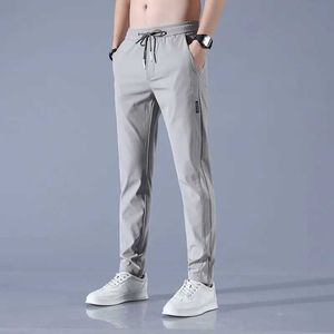 Męskie spodnie Ice Silk Casual Men Men Mens Summer Thin 2024 Koreański styl trend roboczy luźne oddychające spodnie sportowe Strtwear Y240513