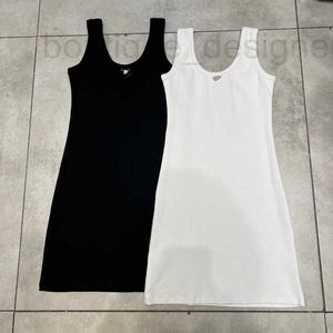 Vestidos casuais básicos Marca de designer 2024 verão nova francesa Girl Girl em forma de metal em forma de metal preto vestido de tanque, feminino feminino, look, saia curta de chapéu de quadril 5m1s