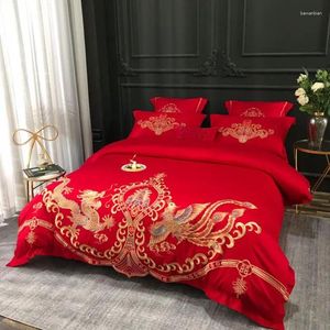 Sängkläder sätter fyrdelar täcke kudde och lakan eller säng på kinesisk festlig röd suzhou broderihantverk