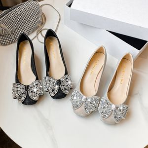 Big Rhinestone Bowtie Tasarımcı Tıknaz yüksek topuk ayakkabıları Kadın yumuşak kare ayak parmağı elbise ayakkabıları kadınlar rahat kadın ayakkabılar gelin ayakkabıları düğün ayakkabıları