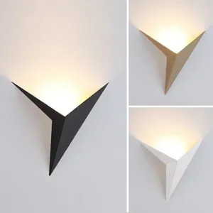 Wall Lamp Nordic Creative Iron Triangle Modern Study El Bedside LED Light Living Room Bedroom Home Interior Decoration Lights