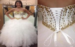 2018 Gold White Ball -Kleid Quinceanera Kleider maßgeschneiderte Perlen von Schulter -Abschlussballkleid Lange formale Partykleider Q269896670