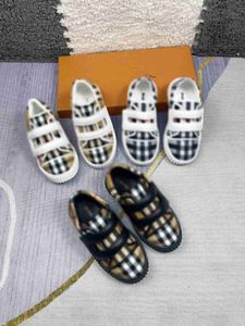 Varumärkesbarn Sneakers Cross Stripe Design Baby Casual Shoes Storlek 26-35 Varumärkesförpackning Buckle Strap Girls Designer Shoes 24 May