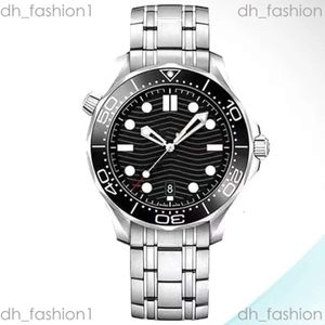 Box Designer ManのOMGウォッチ高品質のムーブメントウォッチクロノグラフMontre omg Luxe Homme Uhr with Box Men S Sapphire Glass Mechanical Watch 24SS 265