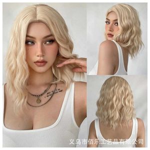 Nya vita guldpartidelar med kort lockigt hår Högtemperatur Fiber peruk kvinnors huvudbonader peruker