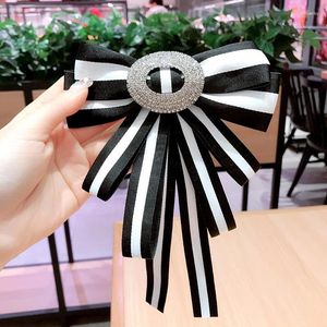 Spille coreane Versione coreana del retrò a strisce bianche rotonde Rhinestone Big Bow Calco Calco Girl Girl Shirt Corsage Accessori Corsage