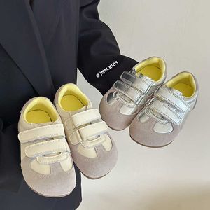 Sneakers Wersja dzieci brzydkie i urocze niemieckie buty treningowe wiosenne jesień nowe style chłopcy dziewczęta puflują oddychające dla dzieci gump bute tren h240513