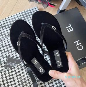 2024 Designer de luxo Sandálias femininas Sapas de sapato Slide Summer Flip-flops planos, 2 c sandálias de letra estampadas clássicas 35-42