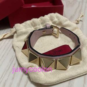 High Luxury Valetno and High Quality Versions Designer Letter Quadtapered Fashion Features Unisex Bracelets Leather Womens Pink008080 Original 1to1
