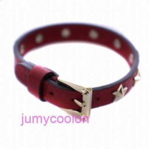 High Luxury Valetno och High Quality Versions Designer Letter QuadTapered Fashion Features Unisex Armelets Red Star Studs Bangle Leather Redbm Används