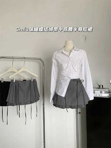فستان من قطعتين صيفيًا للنساء الكوريات الكورية للأزياء المصغرة ، تنورة مصغرة مدمجة في سروال ، cutecore gyaru 2000s coquette y2k kpop pleated micro Q240511