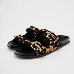 Sapatos femininos de verão novo produto leopardo impressão redonda cabeça de fundo liso de fundo liso sandálias casuais de fundo grosso para mulheres