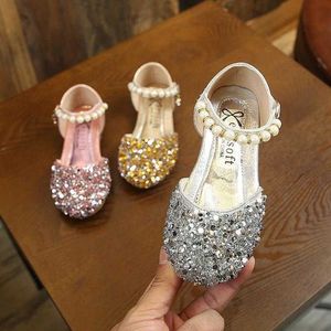 Sneakers 2024 Spring New Korean Fashion Little Girl fashionabla och mångsidiga mousserande prinsessa Single Shoes Summer Pearl High Heels H240513