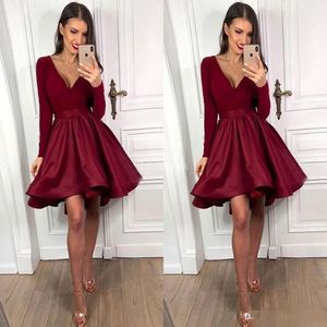 2020 Bourgogne Cocktail Party Dresses långa ärmar Deep V Neck Satin veck Kort prom klänning formellt tillfälle bär cocktail party klänningar 300r