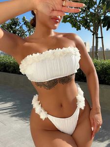 Swimwear femminile 2024 Nuovo costume da bagno a pieghe floreale bianco femminile da donna Sexy Grovidery Bikini Set Push Up Up Thong Swimsuit Swimsuit Stuita da bagno J240510