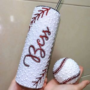 Benutzerdefinierter Name Tumbler Baseball Design Personalisierter Strassbecher 20oz dünn Edelstahlwasserflasche mit Stroh Thermos 240507