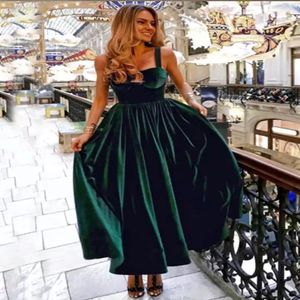 Emerald Green Velvet Prom Dresses 2022 Simple Straps Formal A Line Party Gows Plain Kort aftonklänningar Dragkedja uppåt 261J