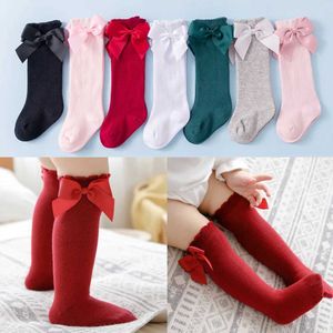 Barnstrumpor 100% Pure Cotton Baby Socks med Bow Childrens Soft Socks Childrens Long Socks Princess Kne High Socks 0-7 år D240513