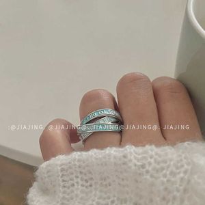 Trójwarstwowa emaliowska pierścionek z literami emaliowanymi przez projektant Westwoods emanuje poczuciem luksusu i podczas unikalnego punkowego gwóźdź