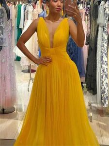 Runway Dresses Yellow Chiffon Ball Dress V-Neck A-Line Tank Top Elegant ärmlös veckad golv Svepande formell aftonklänning 2024