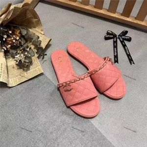 Designerskie buty sukienki kobiety wybuchowe sandały skórzane damskie letnia plaża luksusowa łańcuch swobodny płaski kapcie