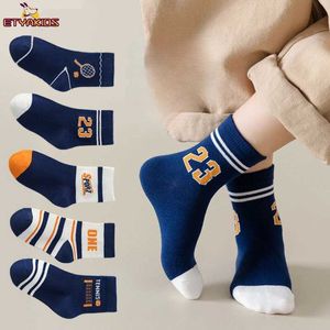 Calzini per bambini 5prs School Sports Boys Socks Boys and Girls Socks Knee High Cotton Cotton Baby Socks Bilnies Calzini di 6-12 anni D240513