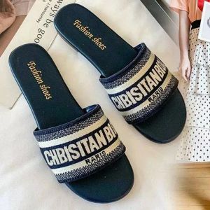 Luksusowe sandały damskie projekt marki Letnie damskie buty płaskie Wysokiej jakości wewnętrzne kapcie nie poślizgowe modne designerskie flip-flops
