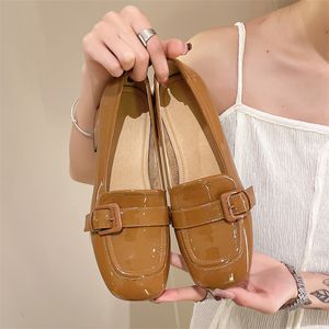 Får lackskorskor för kvinnors vår 2024 NY Square Head Fashion Commuter Single Shoes Casual Small Leather Shoes