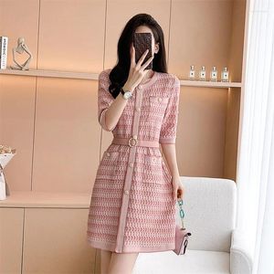 Sukienki imprezowe Elegancka jednopijna dzianina sukienka dla kobiet Summer krótki rękaw Slim Chic Button Stripe Sweet Mini Vestidos K149