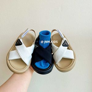 Sandaler koreansk version av barnsandaler för kvinnor sommaren 2023 Nya anti slip strandskor pojkar och flickor korsade öppen tå baby casual h240513