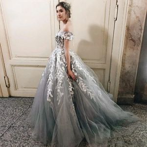 Wspaniałe jasnoszary tiulowe sukienki Quinceanera koronkowe aplikacje z ramion Słodka 15 sukienka Szyk Train Długie bal