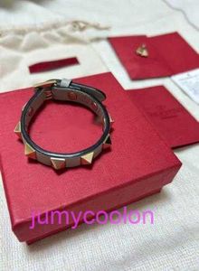 High Luxury Valetno and High Quality Versions Designer Letter Quadtapered Fashion Features Unisex Bracelets Leather Womens Gray009533 Original 1to1