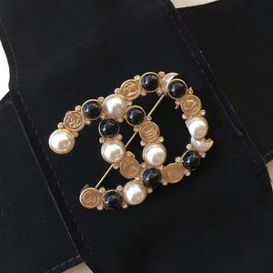 Famous Design Designer Brooch Women Letter Leather Flower Brooches Suit Pin Gold Plated Fashion Jewelry Clothing Decoration gift YY