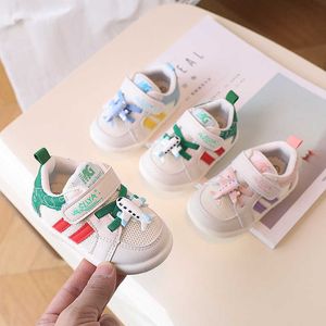 Sneakers 2023 Spring New Double Mesh Soft Sole Spädbarn och små barns promenadskor Baby Anti Slip Casual Little White for Boys Girls H240513