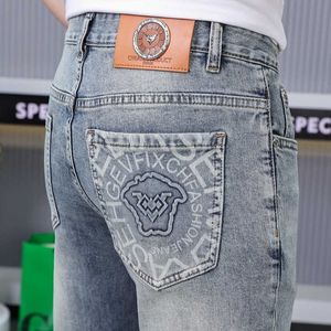 Lätt lyx varumärke tvättade jeans mens smala passform små ben byxor vår casual lång trendig