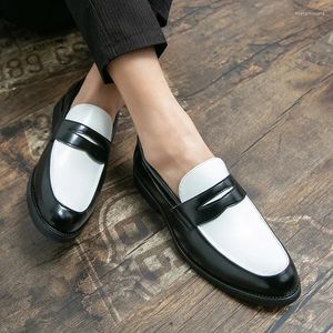 Sıradan Ayakkabı Siyah ve Beyaz Colorblock Loafers Erkekler Klasik Stil Deri Kalın Sole Yüksek Kaliteli Moccasin Slip
