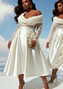 2024 Comprimento de chá mais tamanho uma linha Vestidos de noiva do ombro de mangas compridas renda e cetim vestidos de noiva de marfim feitos à mão
