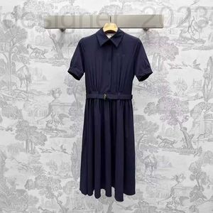 Basic Casual Kleider Designer Summer Style Pendeln eleganter Stil bestickter Buchstaben Button Gürtel Flip Kragen Kleid Frauen 80YG