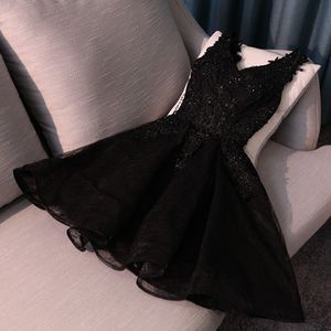 Eleganckie czarne sukienki koktajlowe 2021 Aplikacje tiule bez rękawów suknie z frezami.
