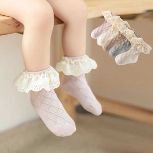 Meias infantis Crianças coreanas Sofras e moda Princesa Floral Socks Baby Tubo Médio Meias Longo Baby e Toddler Casual Socks D240513